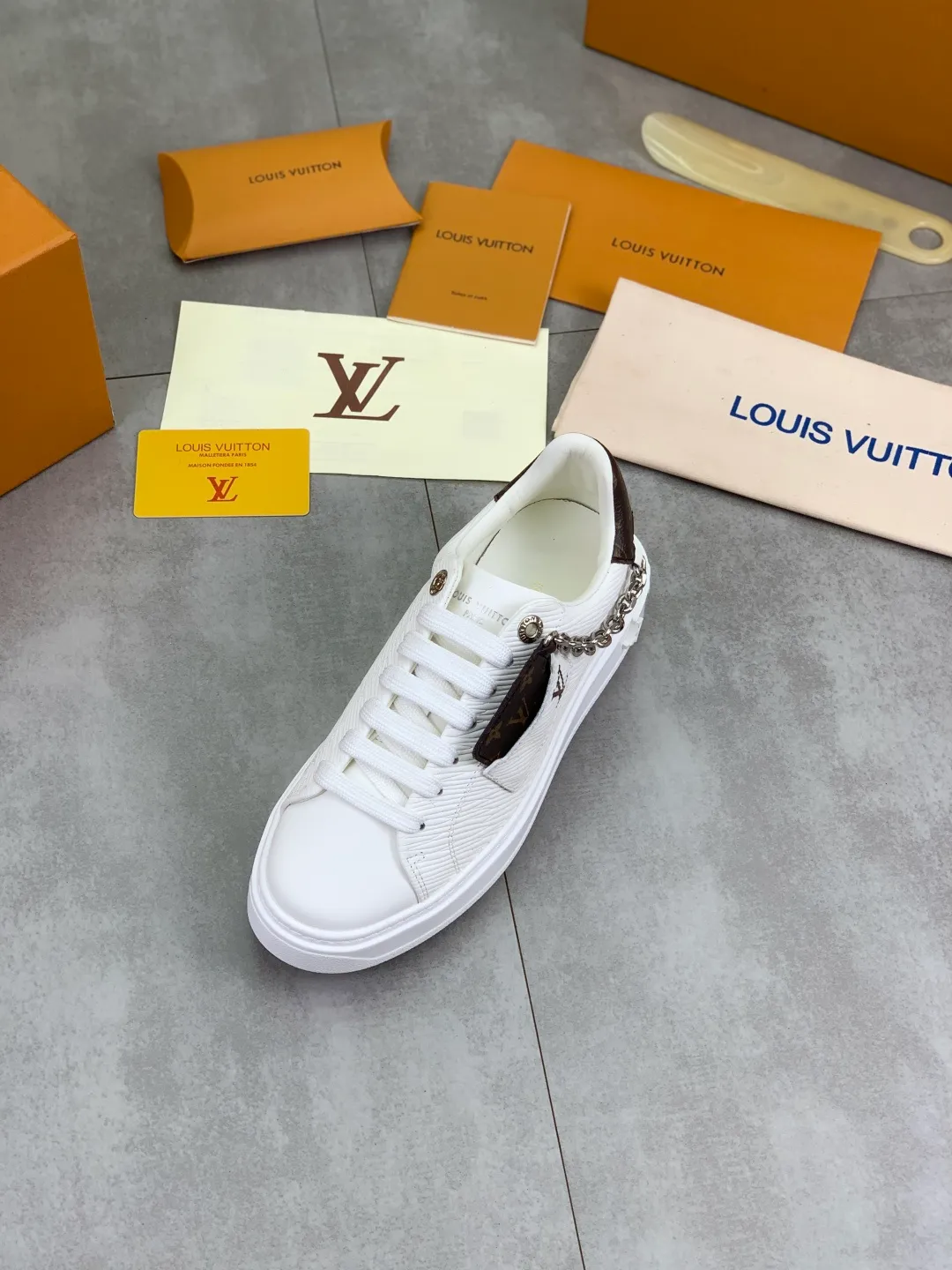 Men's men's shoes 💰P700 new style 💶 top version [LOUIS VUITTON] couple 🧑‍🤝‍🧑 craft style counter series (original order) new style 🍀LV Louis Vuitton - top version LV classic high-top trendy shoes! Made of imported original craft calfskin, original breathable lining, and original wear-resistant, lightweight, high-end TPU outsole! High quality products! 3️⃣ colors are available, size: female 35-39, male 39-44 (female 40, male 45 customized)